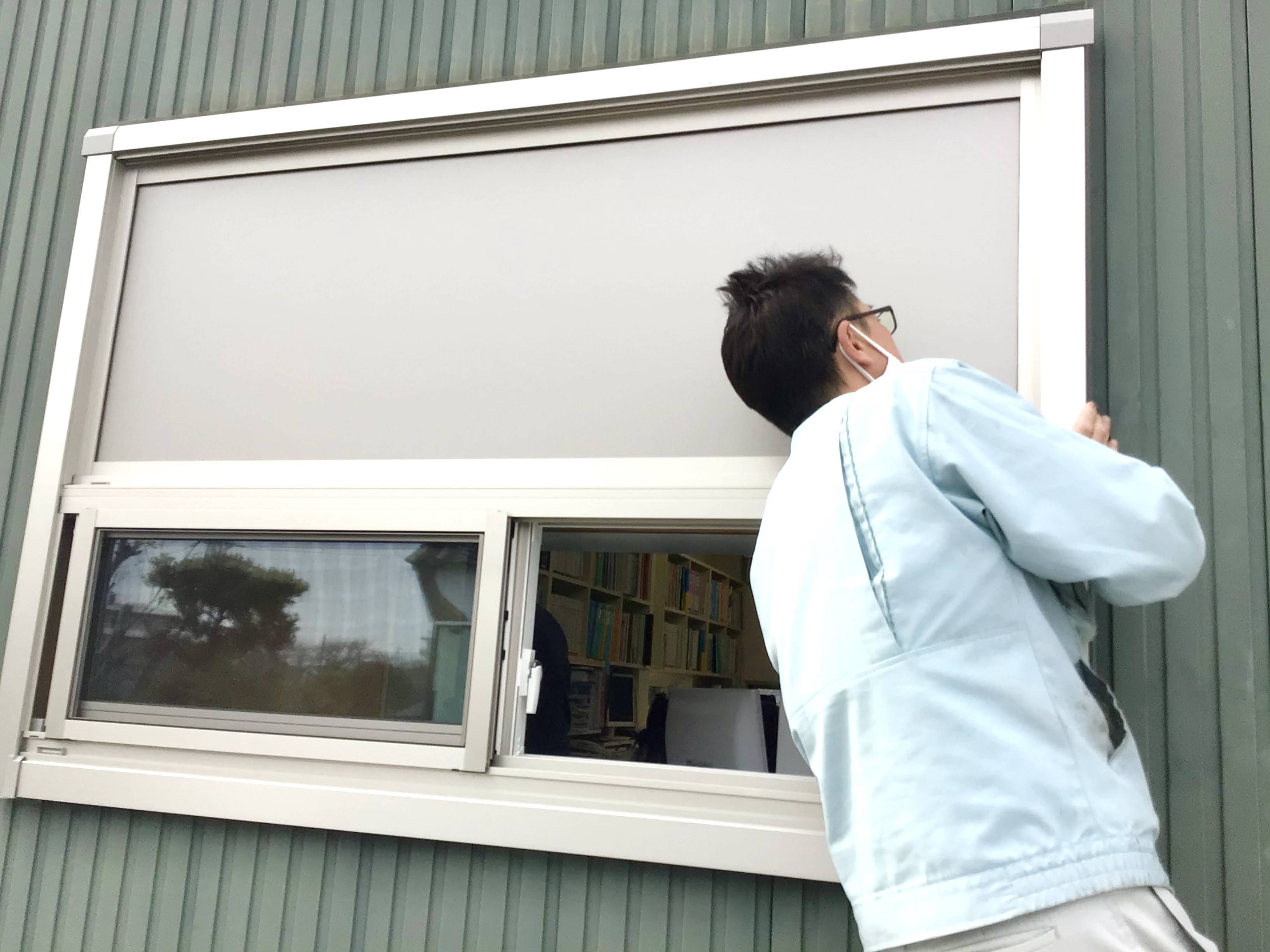 会社の窓を1日で取り換えます🎶 ヤシオトーヨー住器のブログ 写真5