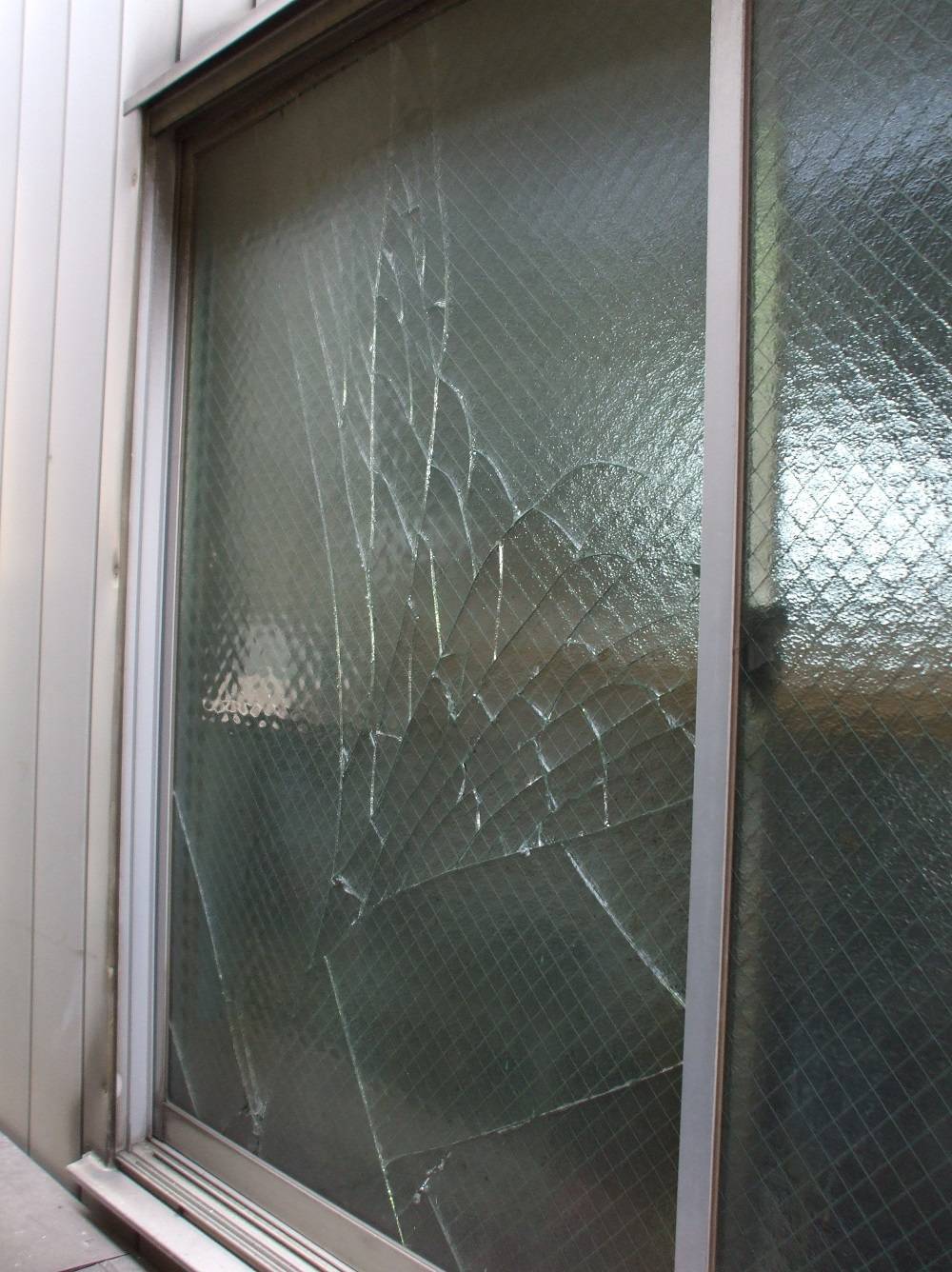 窓ガラスが割れて困った・・・当社にお任せください！ 杉戸ウインドトーヨー住器のブログ 写真1