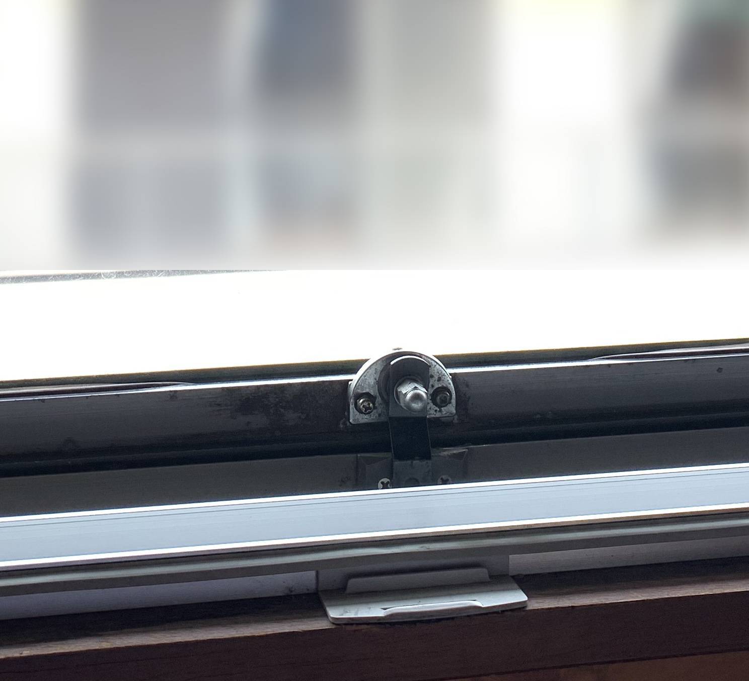 トーヨーサッシ製辷り出し窓の修理 タンノサッシのブログ 写真3