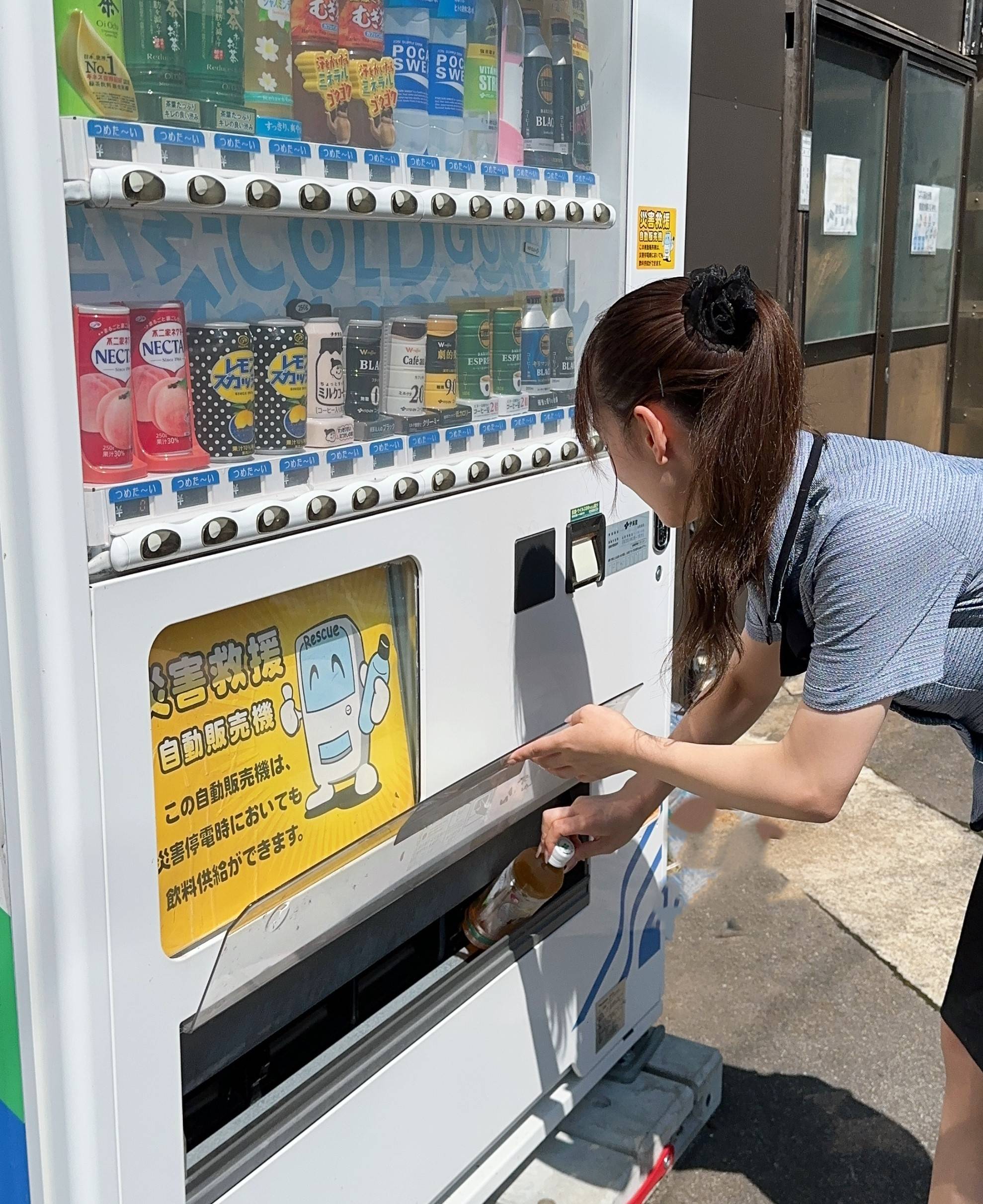 赤い羽根・災害時無償搬出自動販売機 設置中‼ 大木建装硝子のブログ 写真5