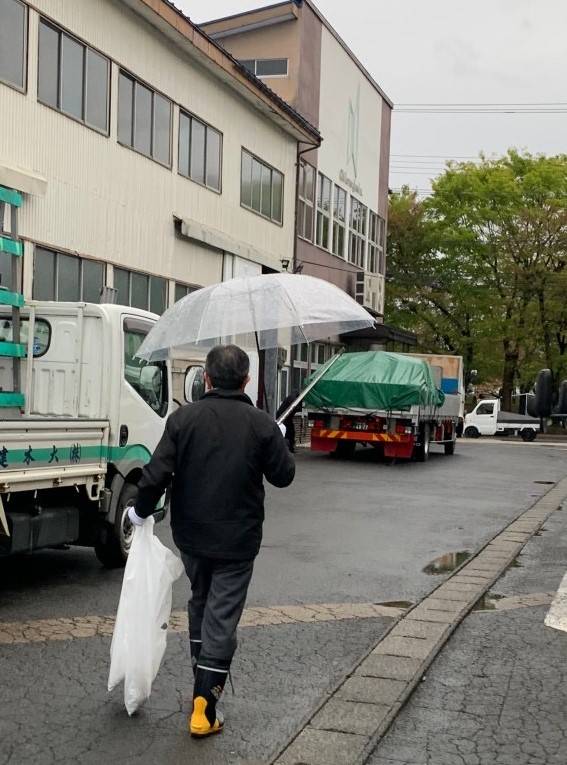 朝からお掃除 気持ちいい～🧹 大木建装硝子のブログ 写真2