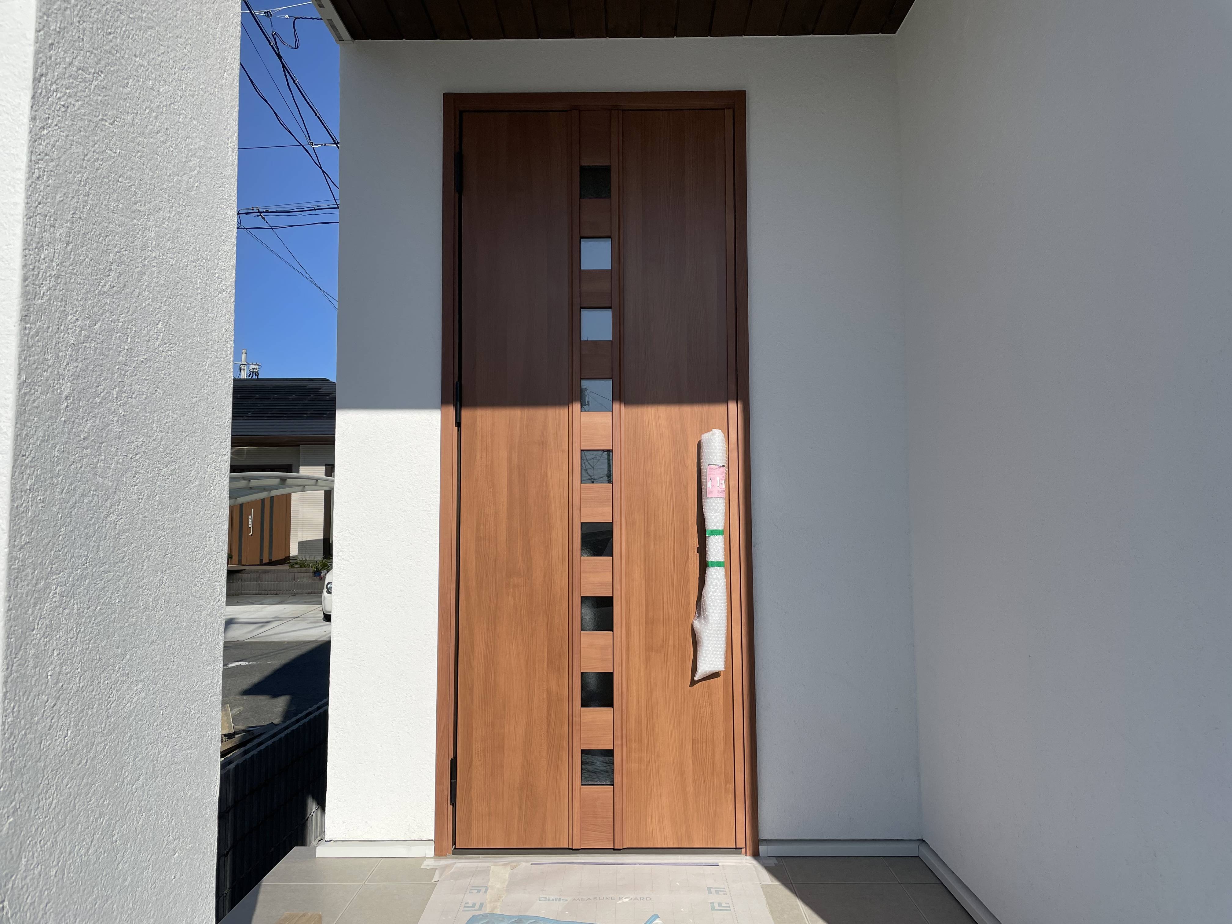新築現場の工事用のドアを玄関ドアに交換しました！ タンノサッシのブログ 写真4