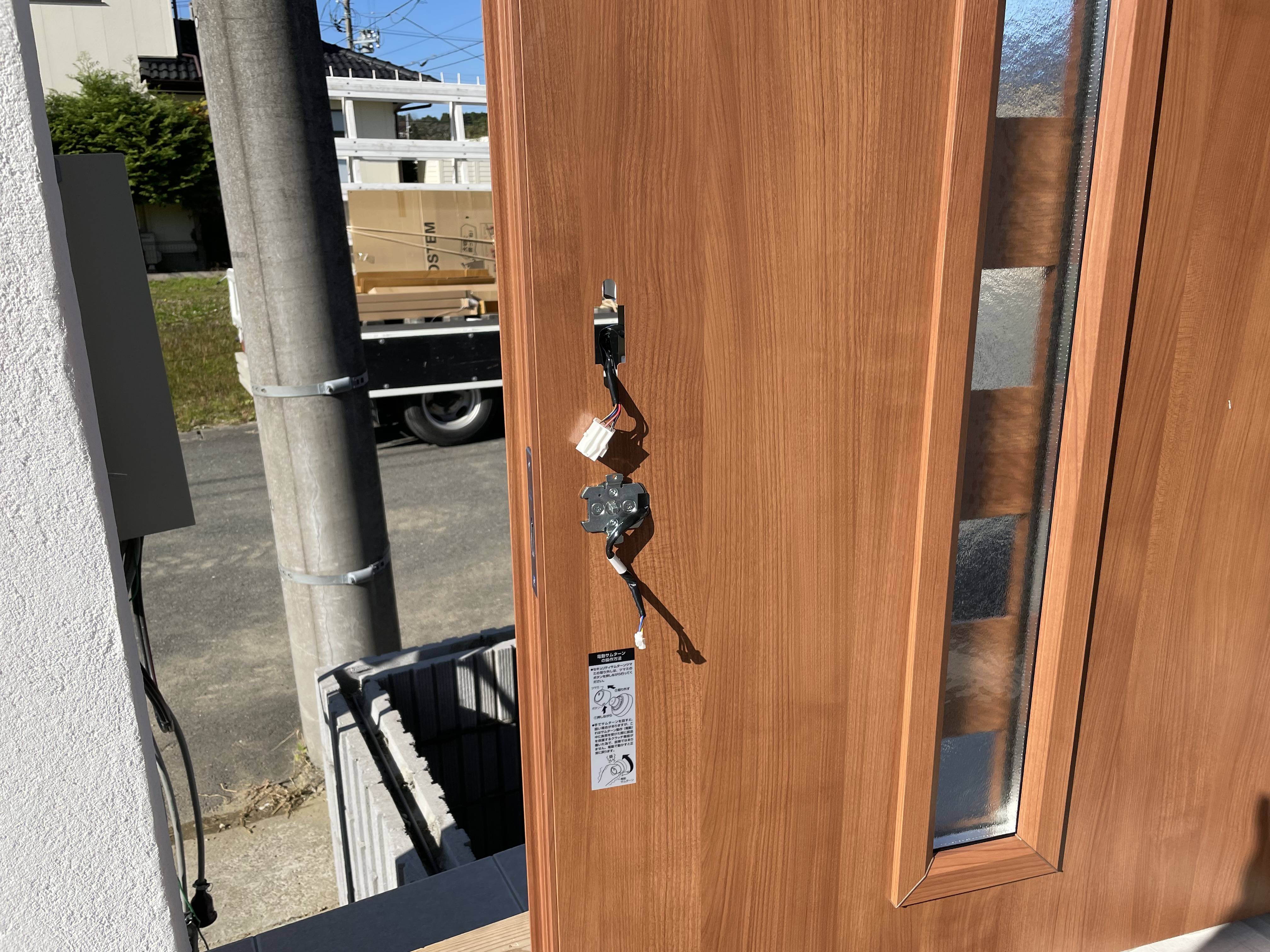 新築現場の工事用のドアを玄関ドアに交換しました！ タンノサッシのブログ 写真2