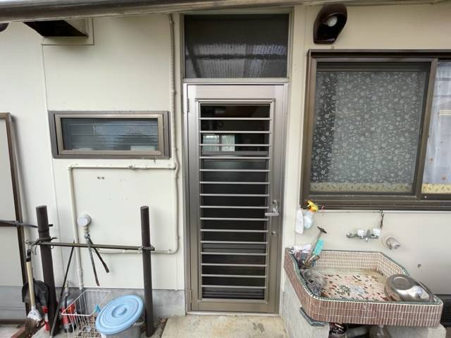 勝手口ドアの取付　（亀山市） 中央アルミ住器のブログ 写真3