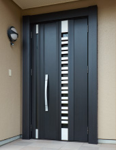 右開きの玄関ドアの写真