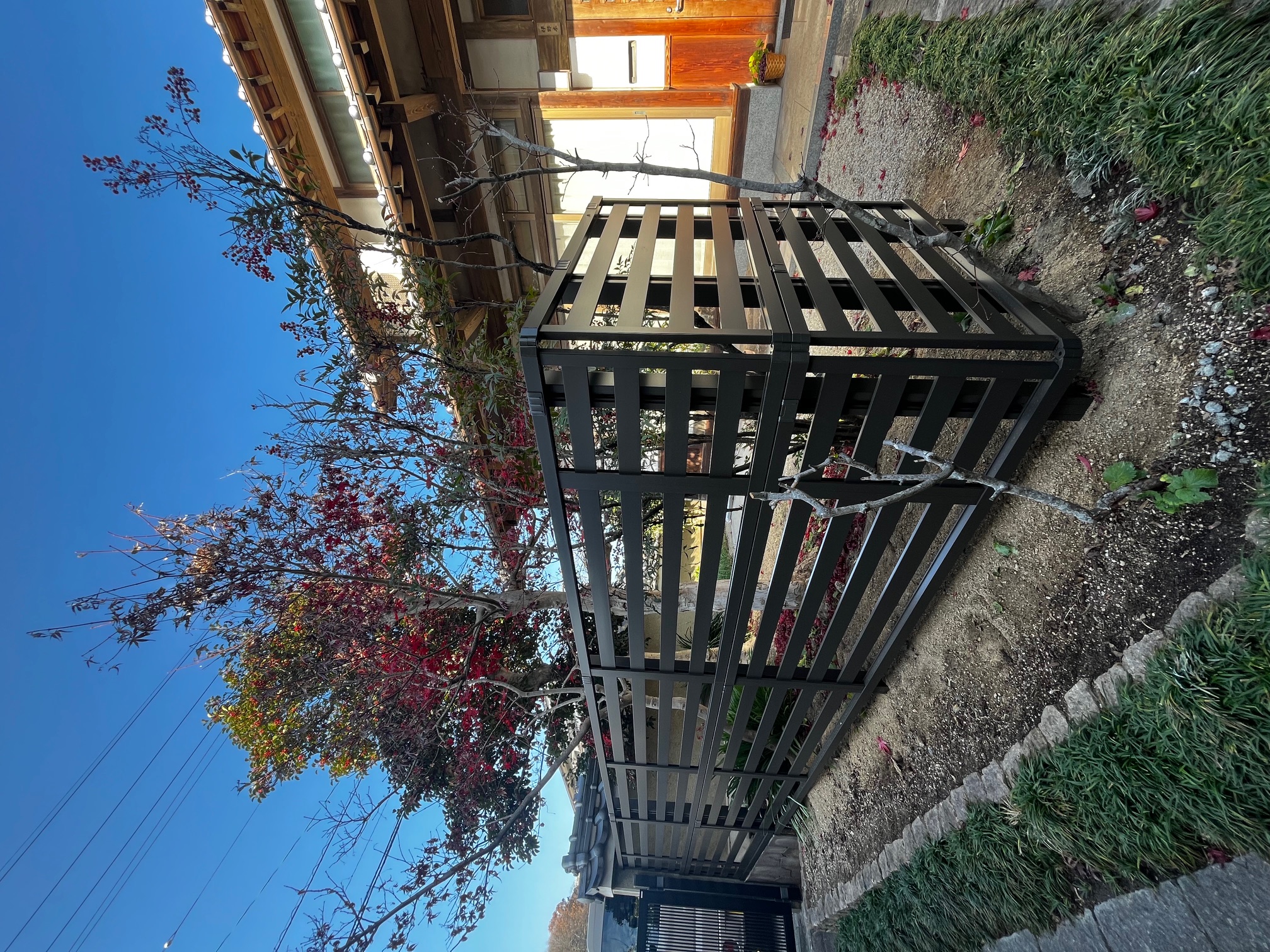 サン建材トーヨー住器の「竹垣が古くなって…」お庭の風情を守りつつ耐久性も手に入れる！LIXILフェンスABへの交換工事ですの施工事例詳細写真3