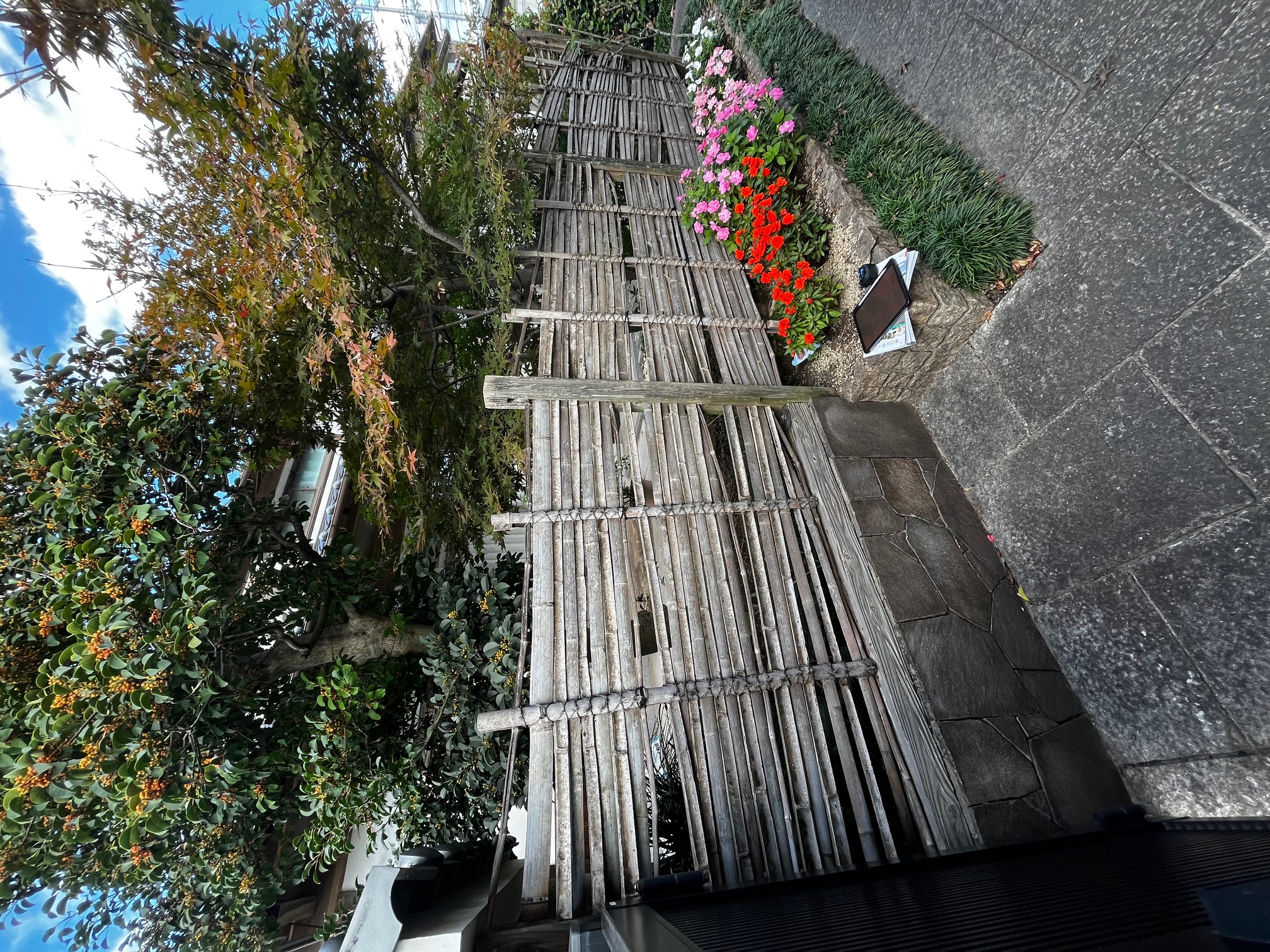 サン建材トーヨー住器の「竹垣が古くなって…」お庭の風情を守りつつ耐久性も手に入れる！LIXILフェンスABへの交換工事ですの施工事例詳細写真1