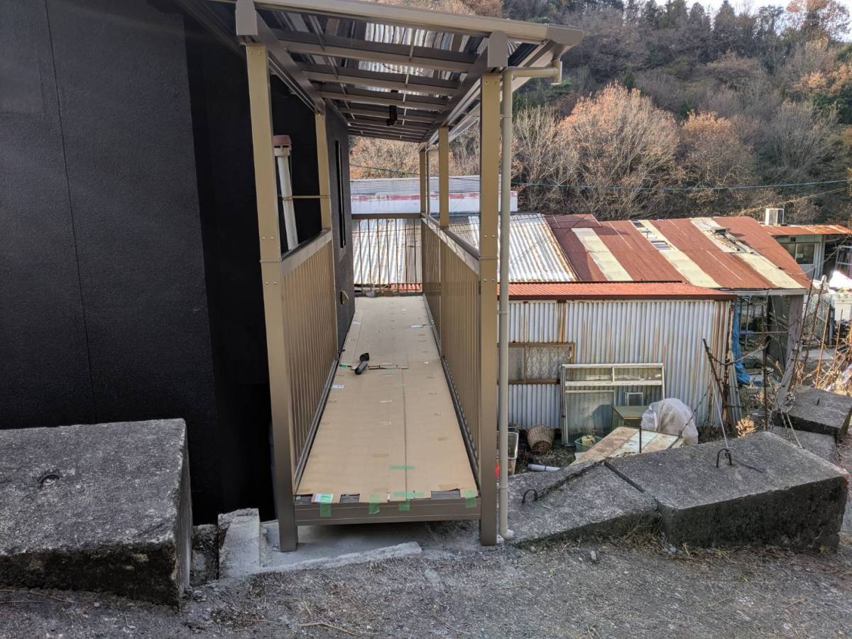 サン建材トーヨー住器の屋根付き渡り廊下♬の施工後の写真3