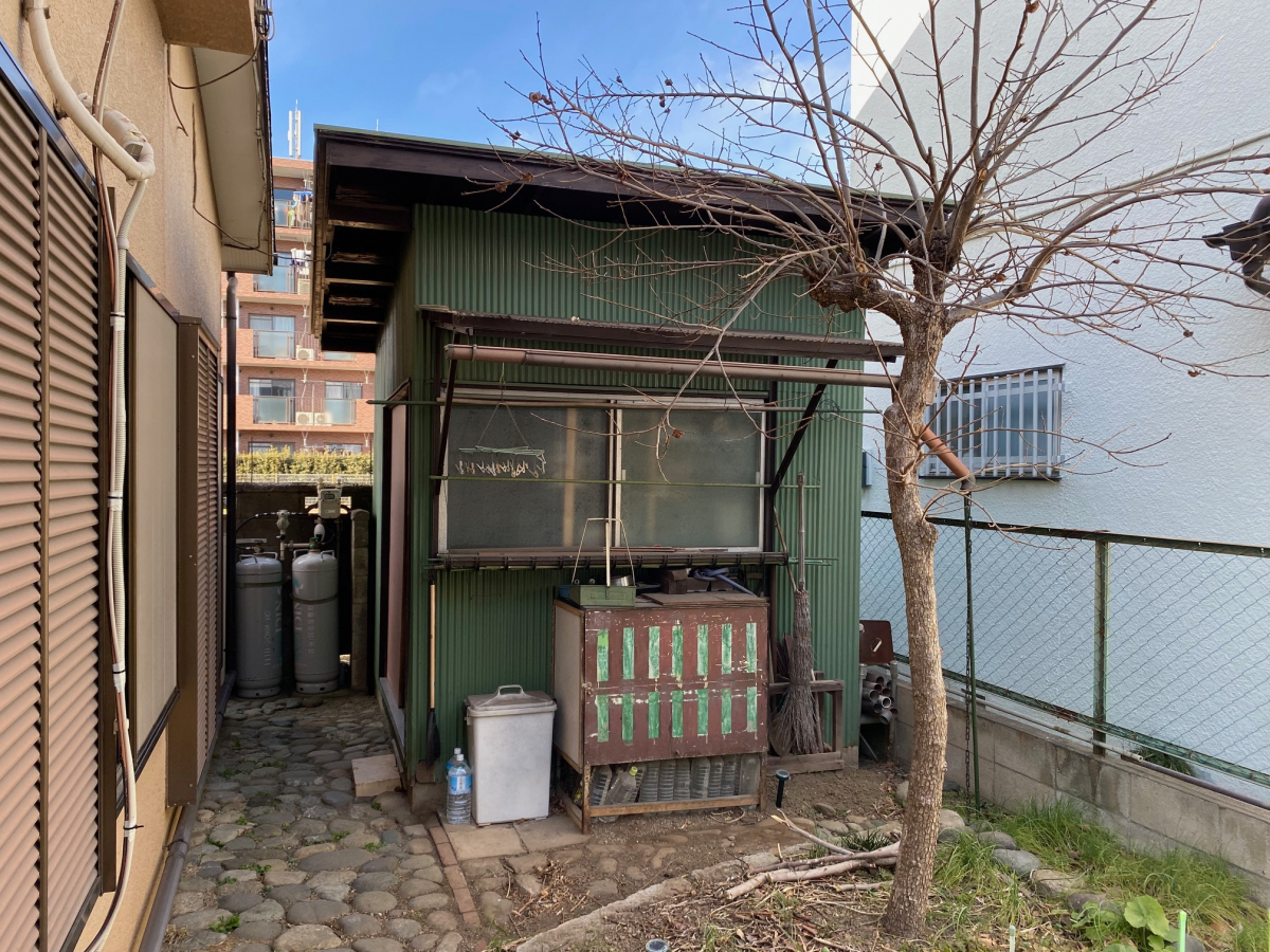 e-cubeホームテクノ 川越支店のお庭をカースペースに造り変えました!/さいたま市の施工前の写真2