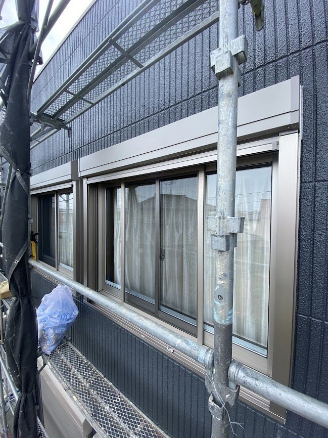 e-cubeホームテクノ 川越支店の2階窓に【リフォームシャッター】取付の施工後の写真2