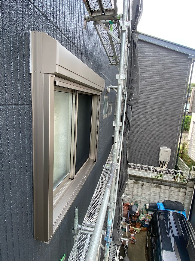 e-cubeホームテクノ 川越支店の2階窓に【リフォームシャッター】取付の施工後の写真3