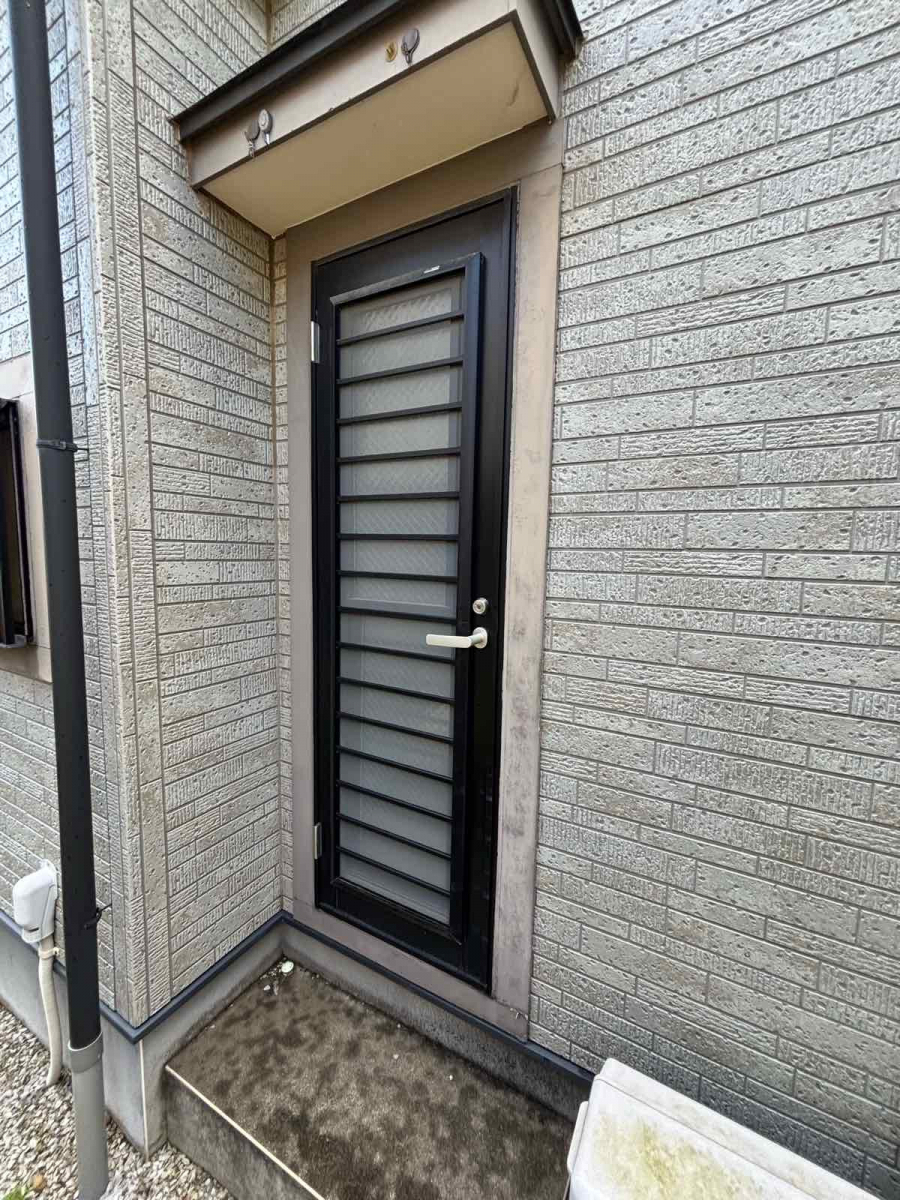 e-cubeホームテクノ 川越支店の壊れて動かしにくい勝手口にも【リシェント】を！の施工前の写真1
