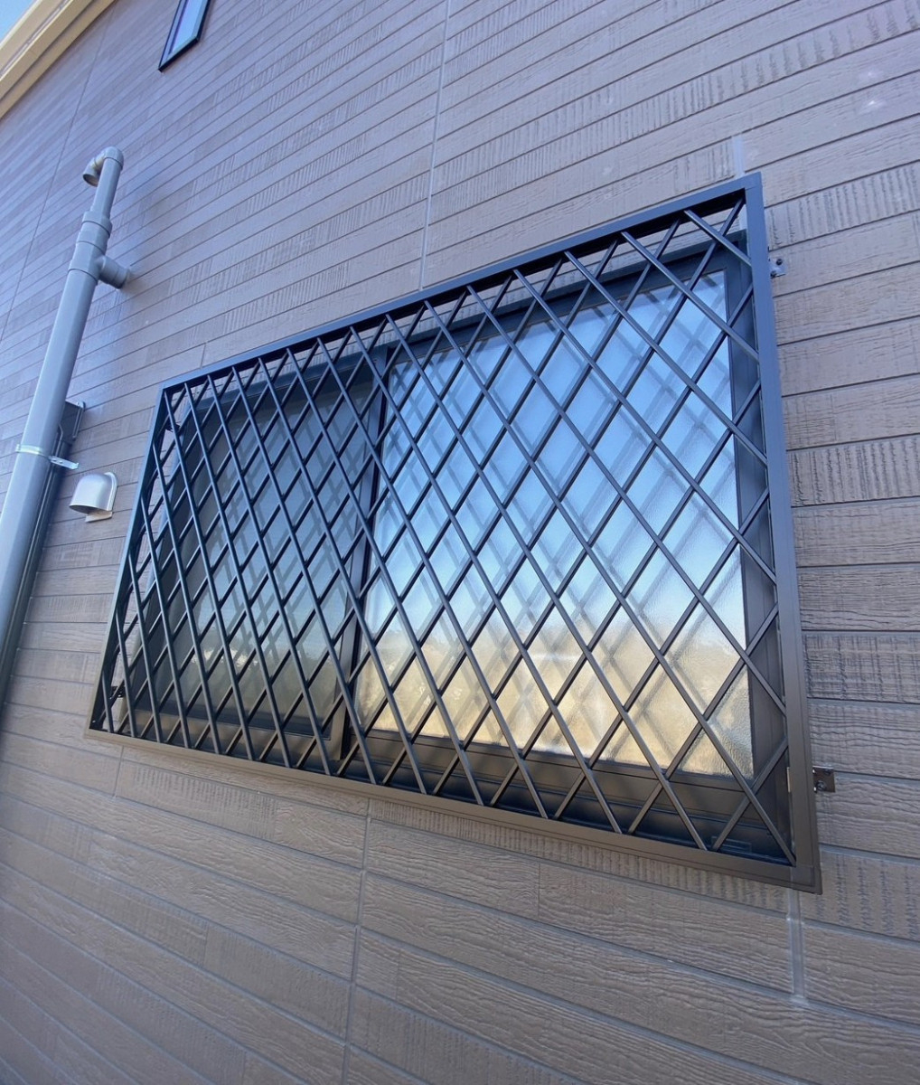 e-cubeホームテクノ 川越支店の窓の防犯対策！後付け面格子で安心・安全な住まいへの施工後の写真1