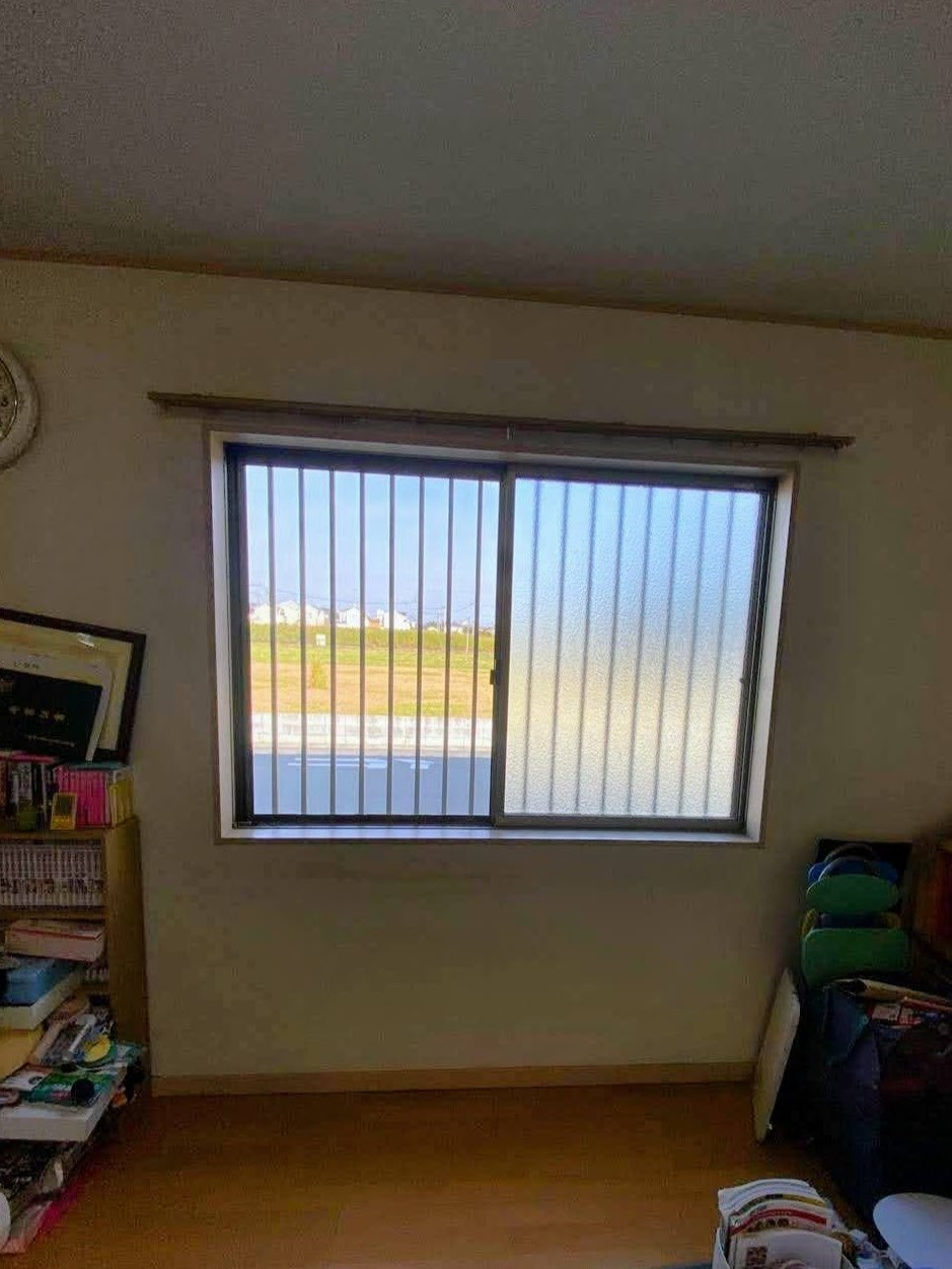 e-窓テクノ 川越の冬の窓際が劇的に変わる！インプラスで叶える「結露ゼロ」＆「明るい部屋」の施工前の写真1