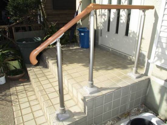 光トーヨー住器の玄関前階段補助手すり施工事例写真1