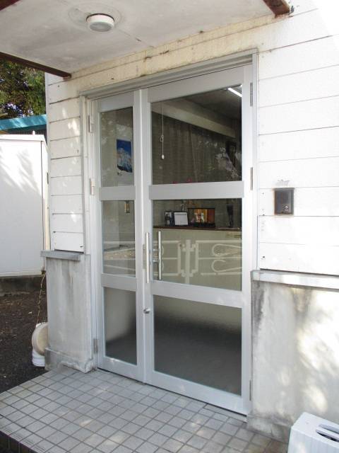 光トーヨー住器の事務所のドアの交換の施工後の写真1