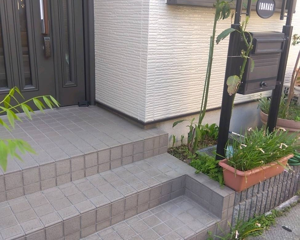 光トーヨー住器の手すり取付工事の施工前の写真1