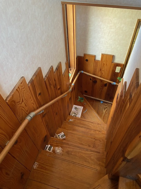 光トーヨー住器の快適な生活環境にチェンジ！室内階段の手すり取付工事の施工後の写真1