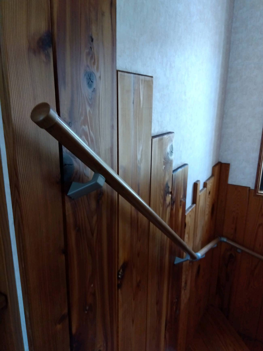 光トーヨー住器の快適な生活環境にチェンジ！室内階段の手すり取付工事の施工後の写真2