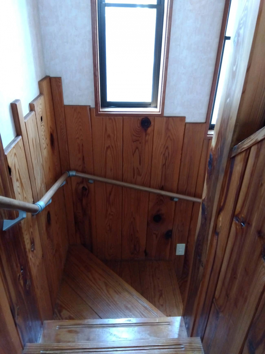 光トーヨー住器の快適な生活環境にチェンジ！室内階段の手すり取付工事の施工後の写真3