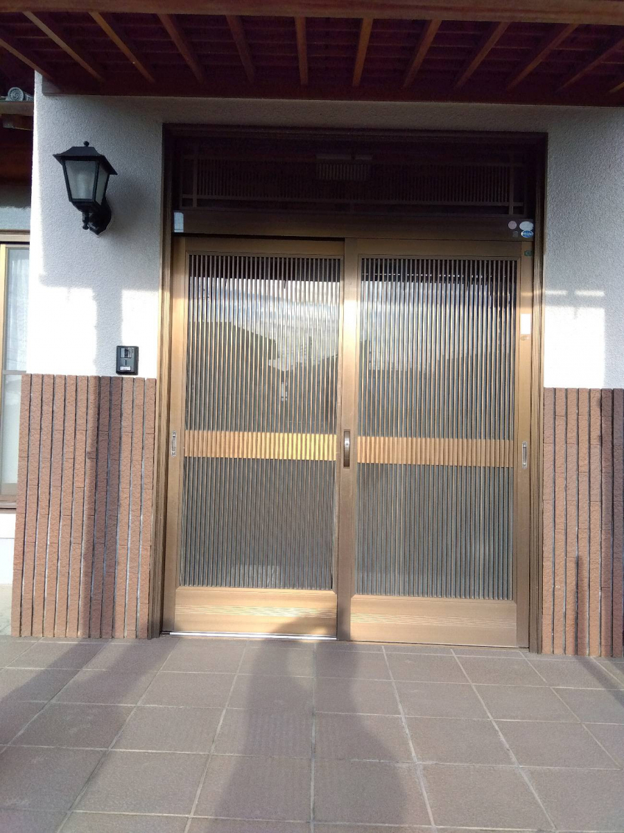 光トーヨー住器の玄関引戸もドアへチェンジ可能♪リシェント玄関ドア工事の施工前の写真1