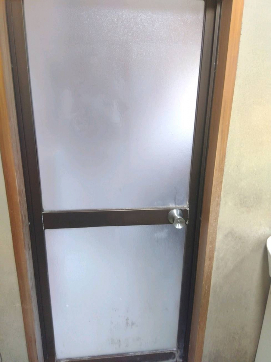 光トーヨー住器の快適さレベルアップ！浴室ドア工事の施工前の写真1