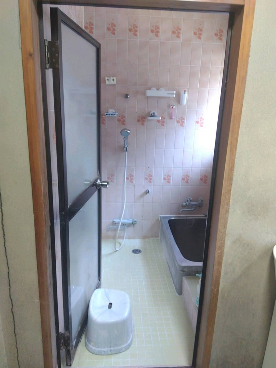 光トーヨー住器の快適さレベルアップ！浴室ドア工事の施工前の写真2