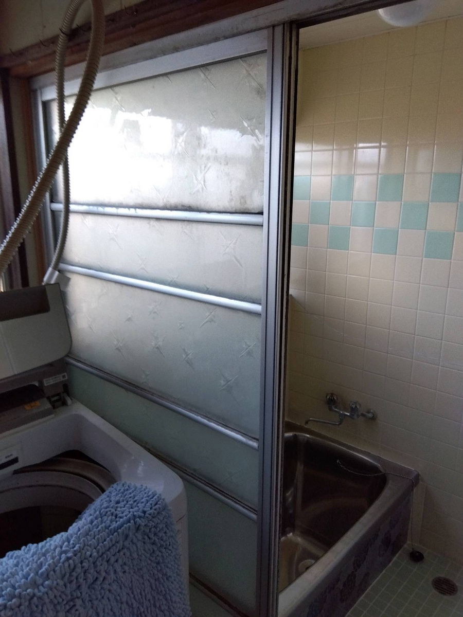 光トーヨー住器の古くても諦めないでください！浴室引戸交換工事の施工前の写真1