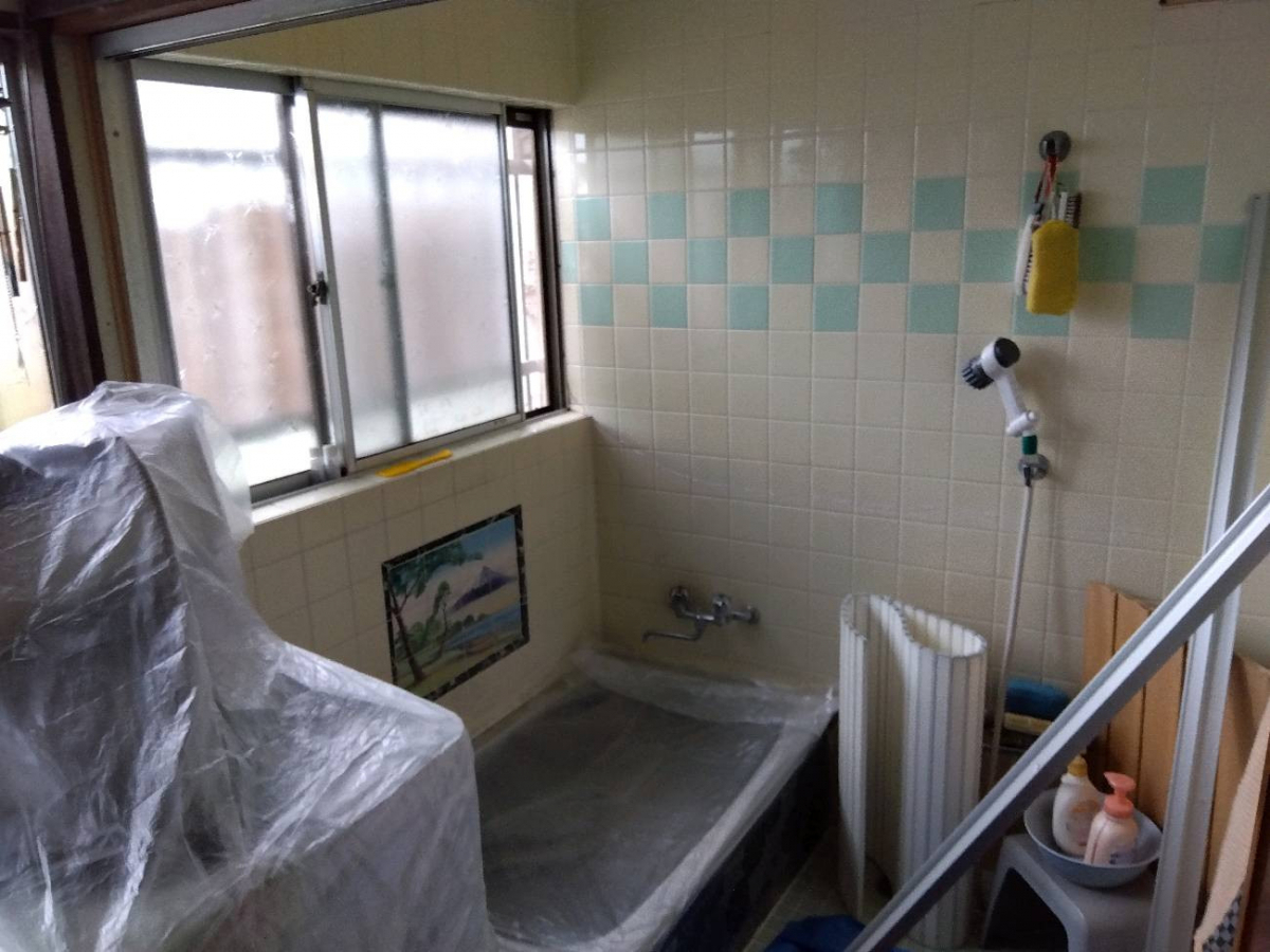 光トーヨー住器の古くても諦めないでください！浴室引戸交換工事の施工前の写真2