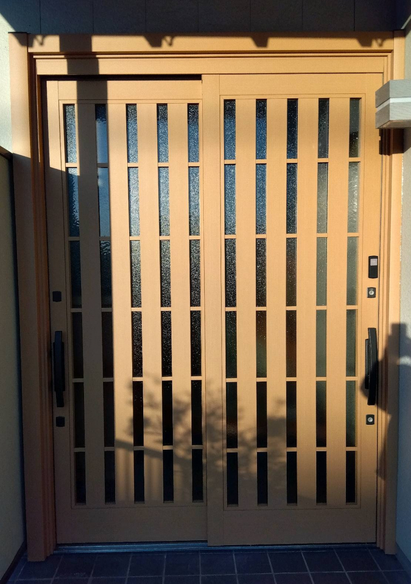 光トーヨー住器の玄関引戸のリフォームと面格子取付で、防犯対策UP！！の施工後の写真1
