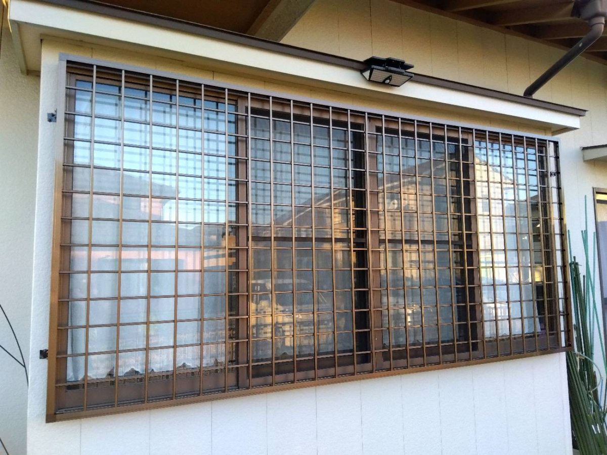 光トーヨー住器の玄関引戸のリフォームと面格子取付で、防犯対策UP！！の施工後の写真2