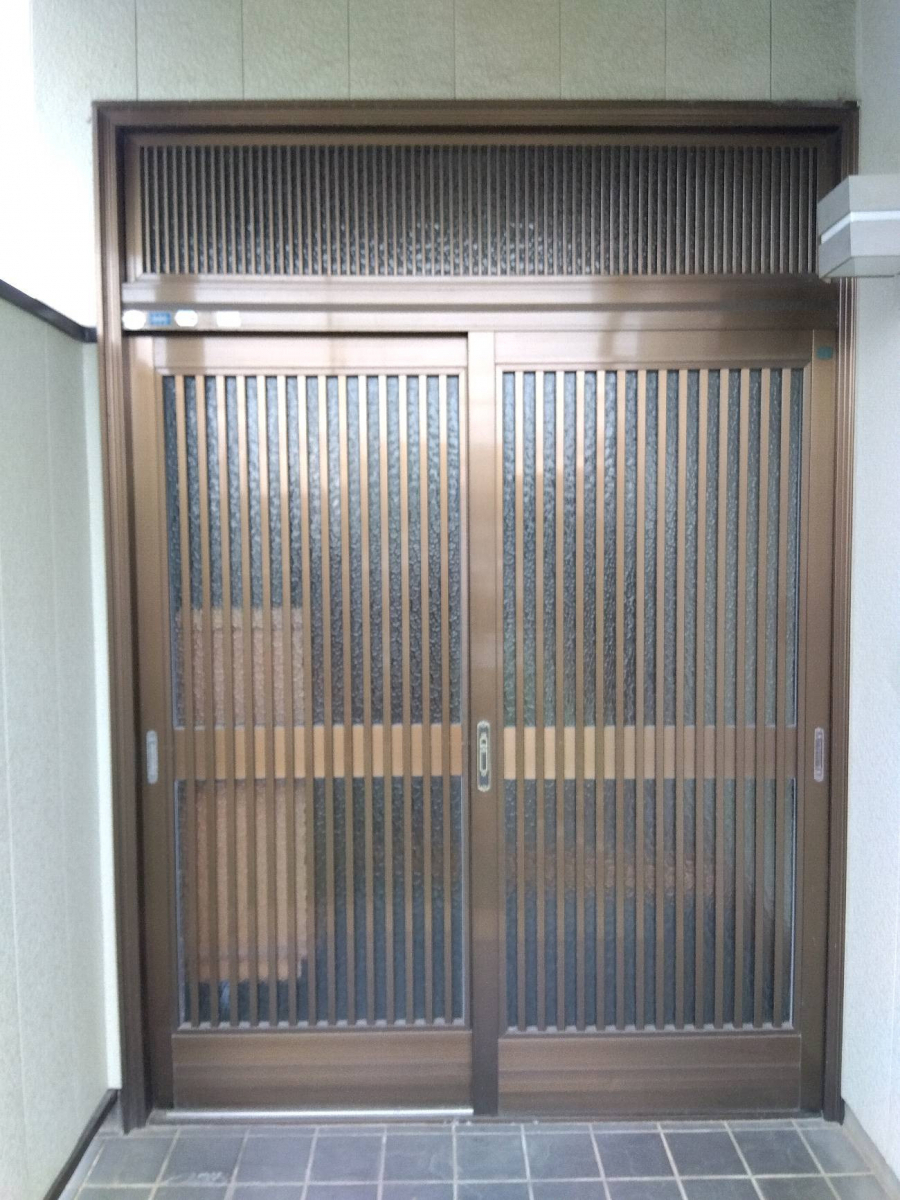 光トーヨー住器の玄関引戸のリフォームと面格子取付で、防犯対策UP！！の施工前の写真1
