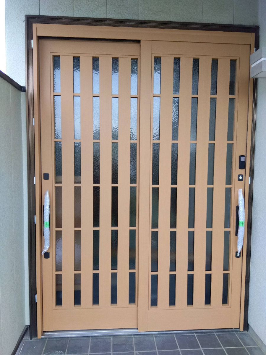 光トーヨー住器の玄関引戸のリフォームと面格子取付で、防犯対策UP！！の施工前の写真2