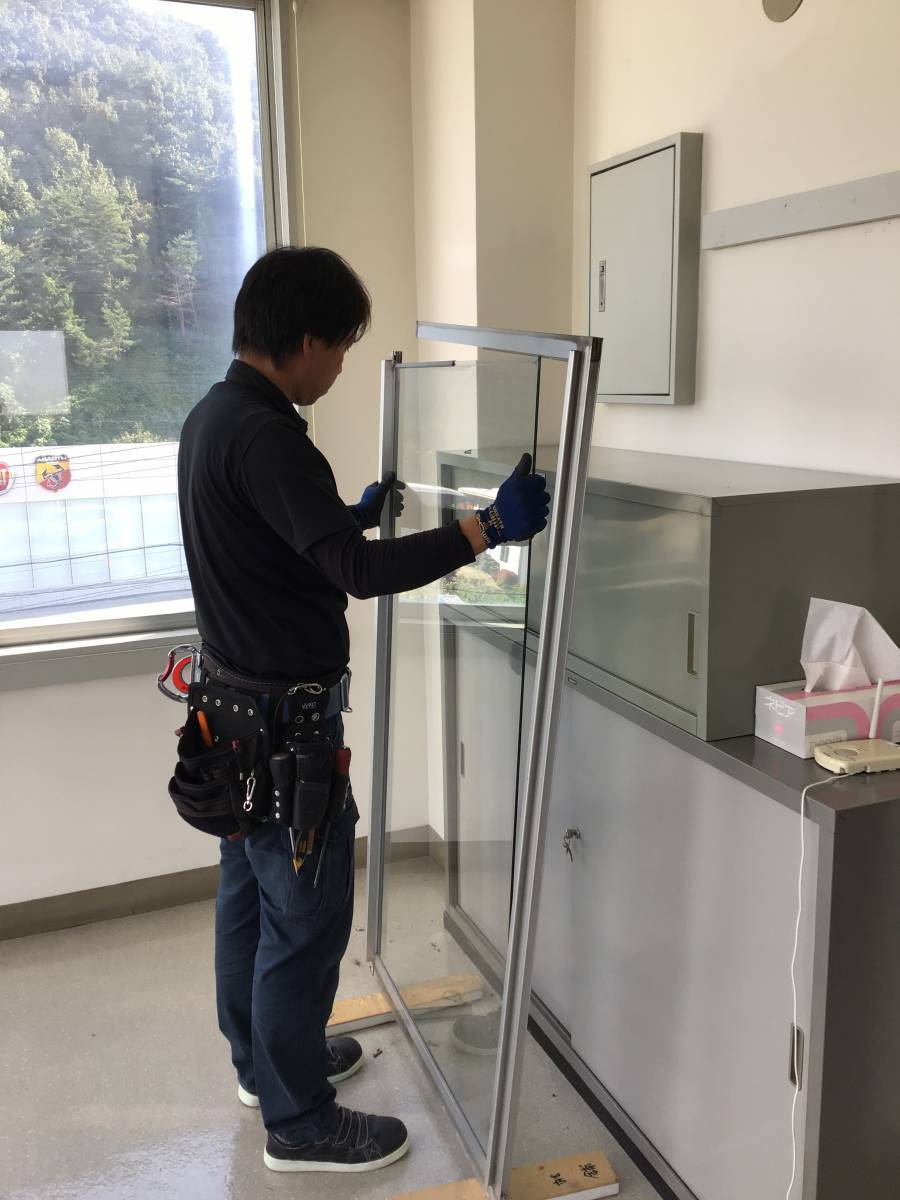 竹原屋本店のN社屋　ガラス入替工事の施工前の写真1