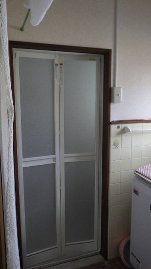 竹原屋本店の浴室折り戸、簡単リフォーム(^-^)施工事例写真1