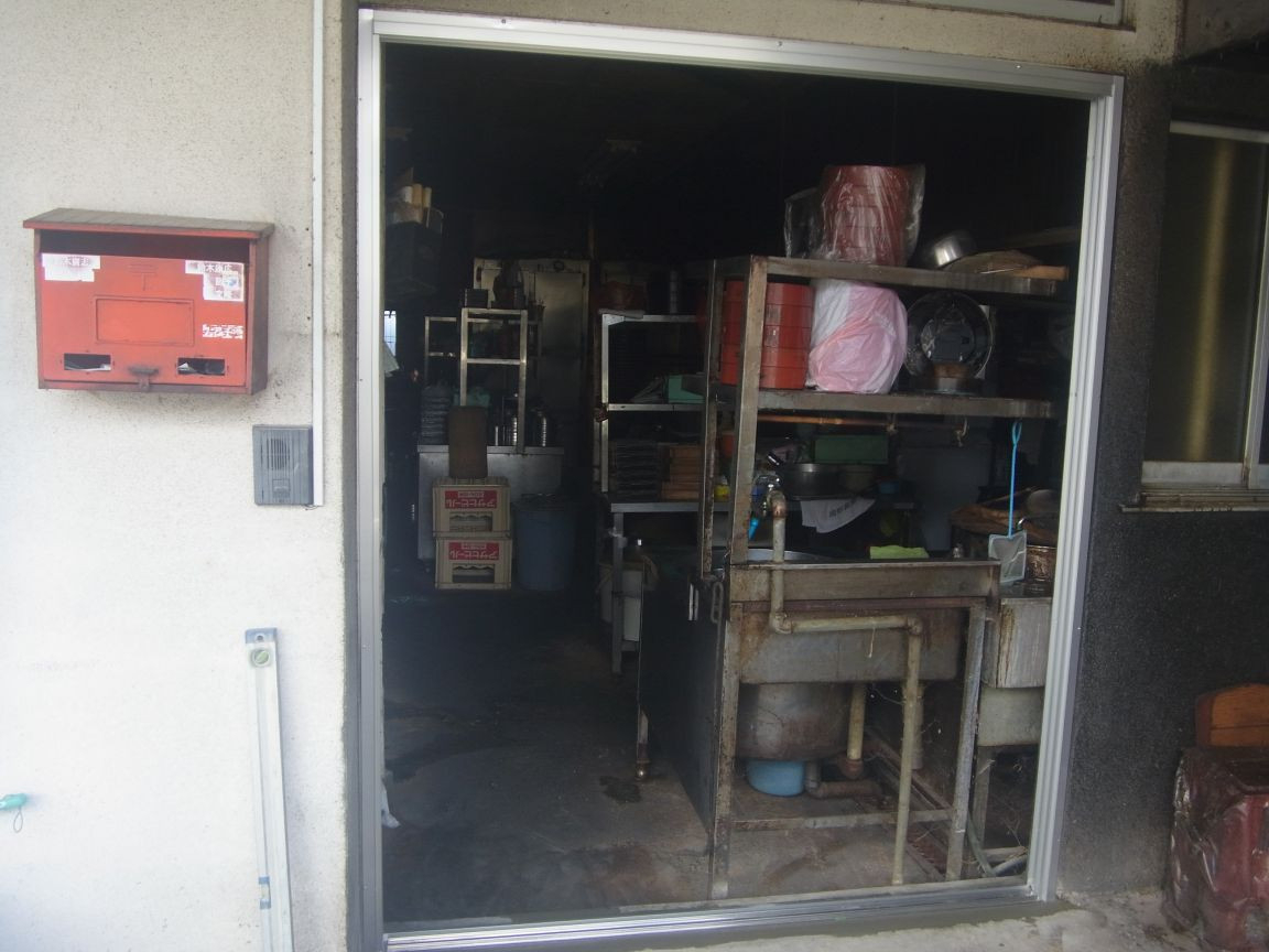 竹原屋本店の出入口➡アルミ製土間用引戸の開閉不具合解消('ω')ノの施工後の写真1