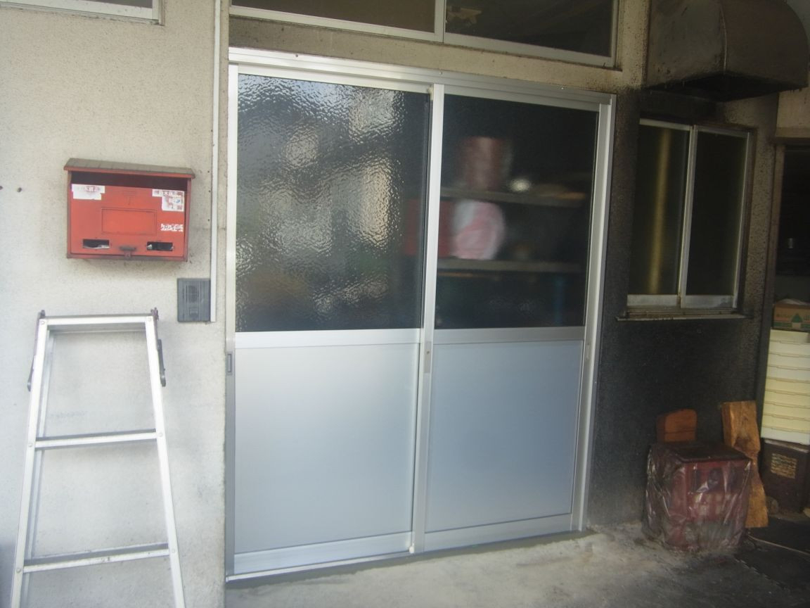 竹原屋本店の出入口➡アルミ製土間用引戸の開閉不具合解消('ω')ノの施工後の写真2