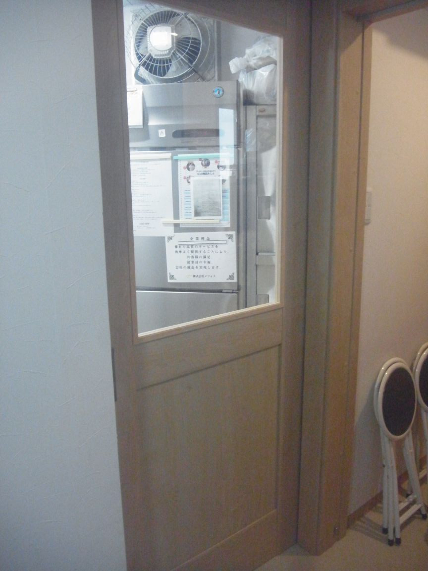 竹原屋本店のメーカーの既製品：ガラス破損修復作業('ω')ノの施工後の写真1