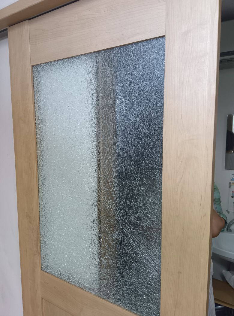 竹原屋本店のメーカーの既製品：ガラス破損修復作業('ω')ノの施工前の写真1