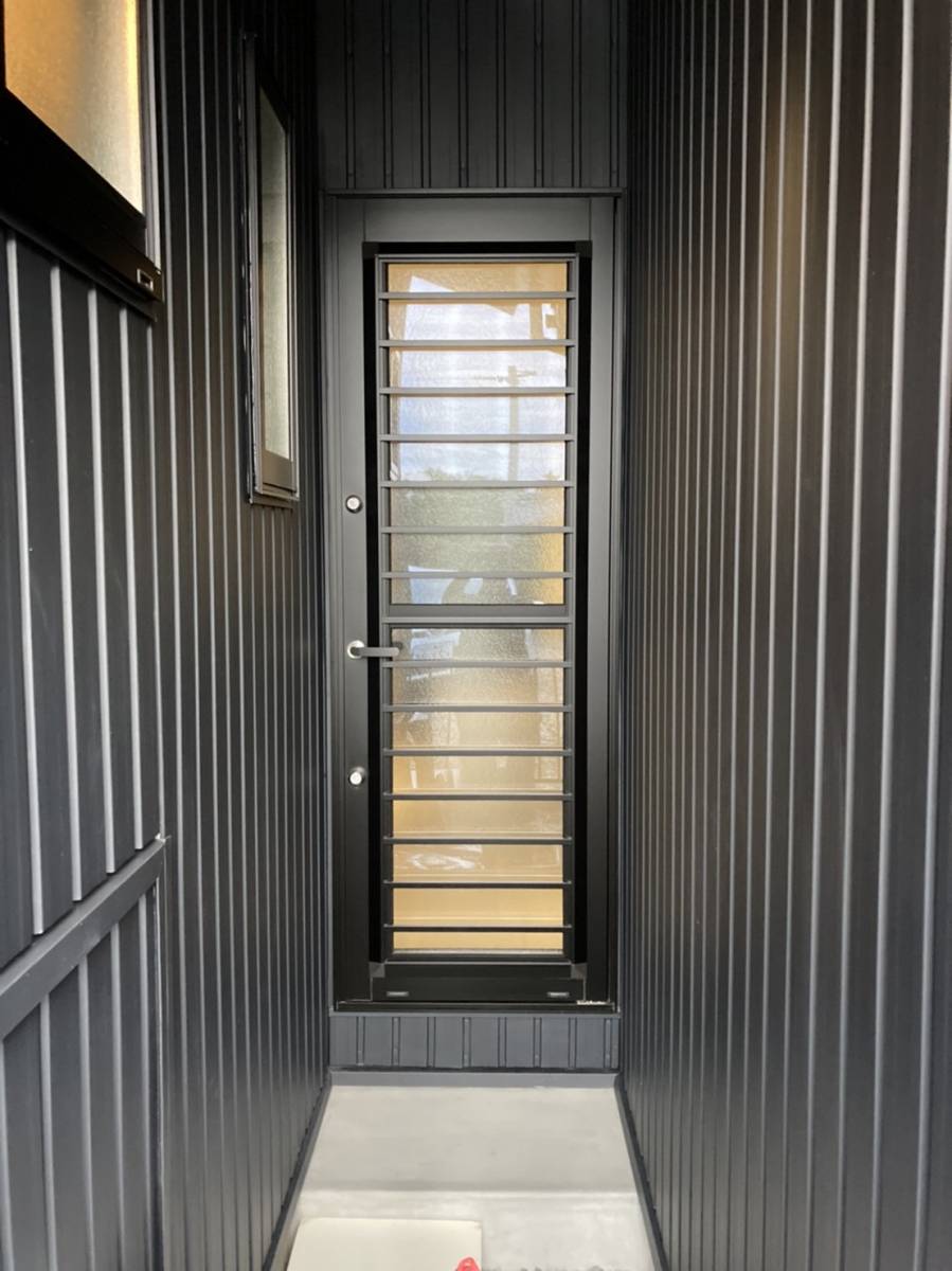 ヤマガタヤ リフォームガーデン部の勝手口ドアの新設の施工後の写真1
