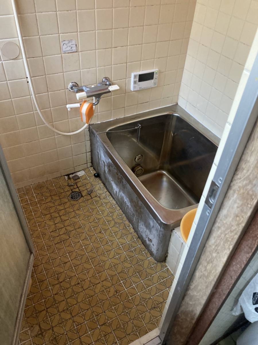 ヤマガタヤ リフォームガーデン部のシンプル仕様の浴室でミニマムライフの施工前の写真1