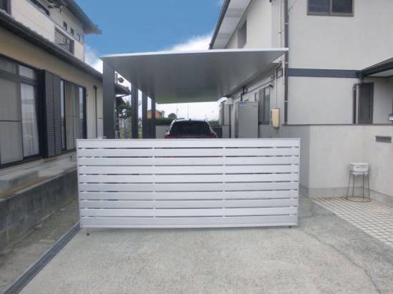 ヤマガタヤ リフォームガーデン部の愛車を守るスタイリッシュなカーポートとカーゲート施工事例写真1