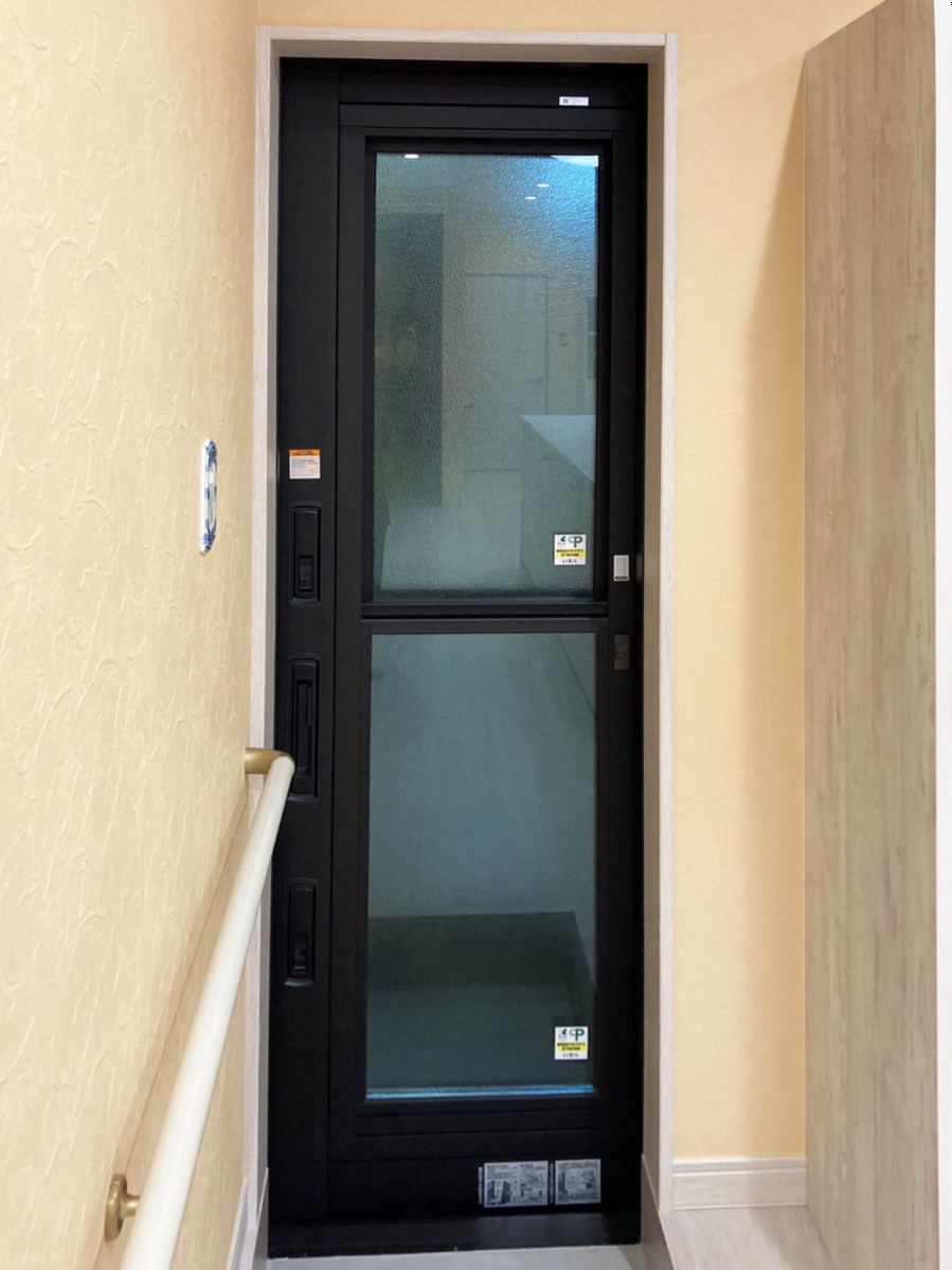ヤマガタヤ リフォームガーデン部の勝手口ドア、全外窓を高性能のドアや窓に交換しました。の施工後の写真3