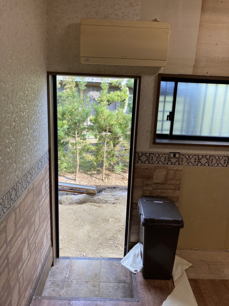 ヤマガタヤ リフォームガーデン部の勝手口ドア、全外窓を高性能のドアや窓に交換しました。の施工前の写真3