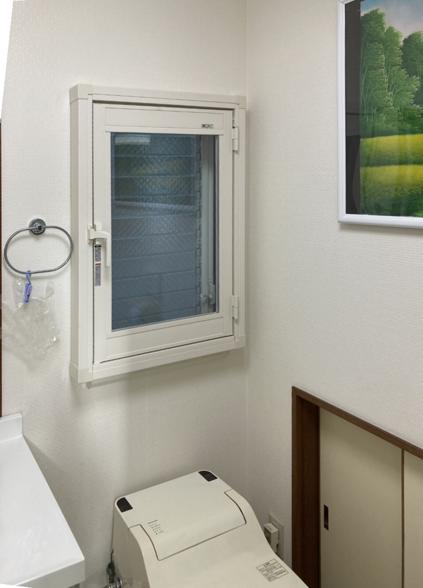 ヤマガタヤ リフォームガーデン部のトイレのルーバー窓は換気や通風には便利ですが、冬は寒いのが欠点！の施工後の写真1
