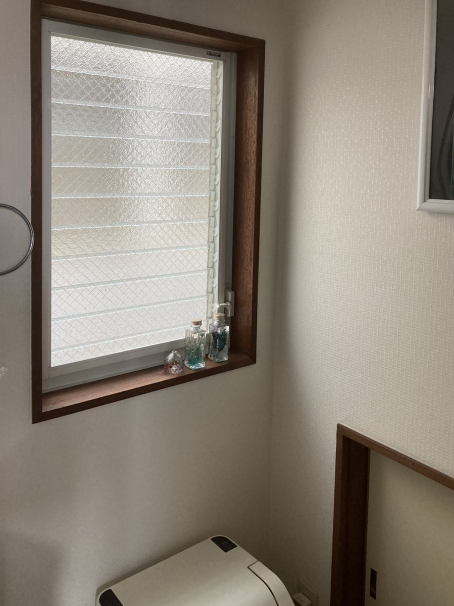 ヤマガタヤ リフォームガーデン部のトイレのルーバー窓は換気や通風には便利ですが、冬は寒いのが欠点！の施工前の写真1