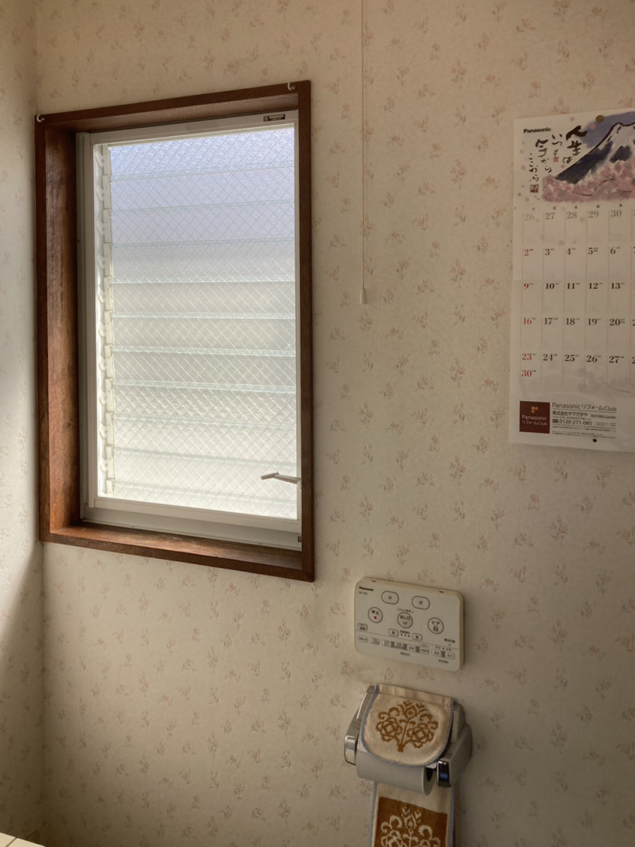 ヤマガタヤ リフォームガーデン部のトイレのルーバー窓は換気や通風には便利ですが、冬は寒いのが欠点！の施工前の写真2