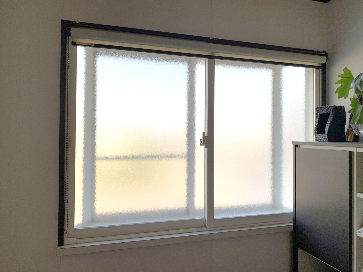 ヤマガタヤ リフォームガーデン部の出窓に型ガラスの内窓を付け、視界を遮りつつ優しい光を取り込めます。の施工後の写真1