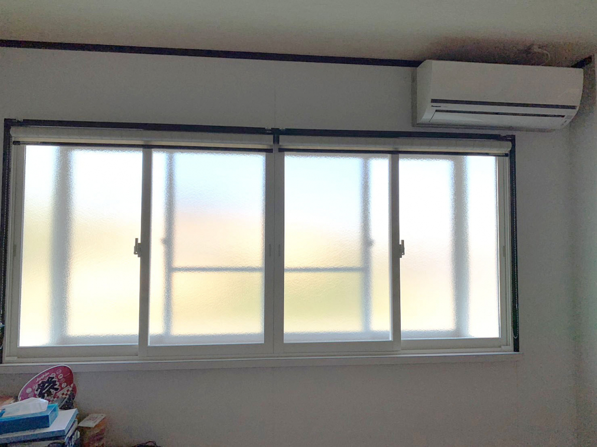 ヤマガタヤ リフォームガーデン部の出窓に型ガラスの内窓を付け、視界を遮りつつ優しい光を取り込めます。の施工後の写真2
