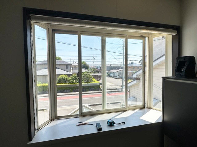 ヤマガタヤ リフォームガーデン部の出窓に型ガラスの内窓を付け、視界を遮りつつ優しい光を取り込めます。の施工前の写真1